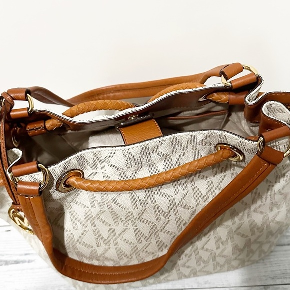 MICHAEL MICHAEL KORS
Jet Set Item Large Gathered Logo Tote - Picture 8 of 10